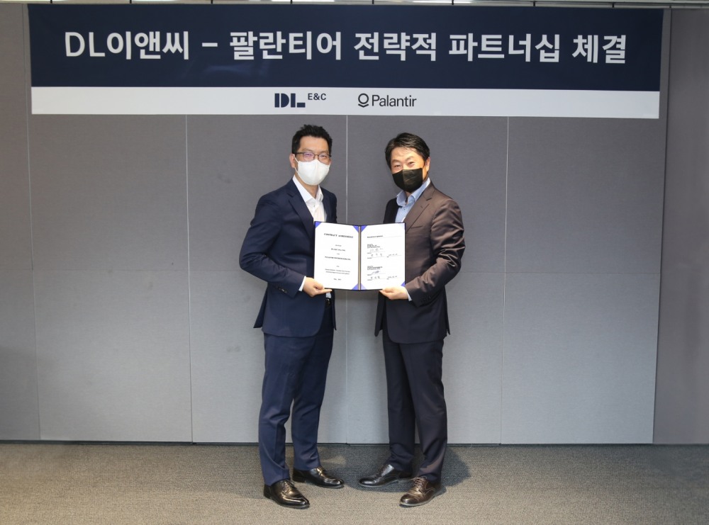 DL이앤씨 변우철 데이터혁신 담당임원이 팔란티어 박진철 한국 지사장과 서울시 종로구 디타워 돈의문에서 전략적 파트너십 체결식을 진행하고 있다.(사진=DL이앤씨)
