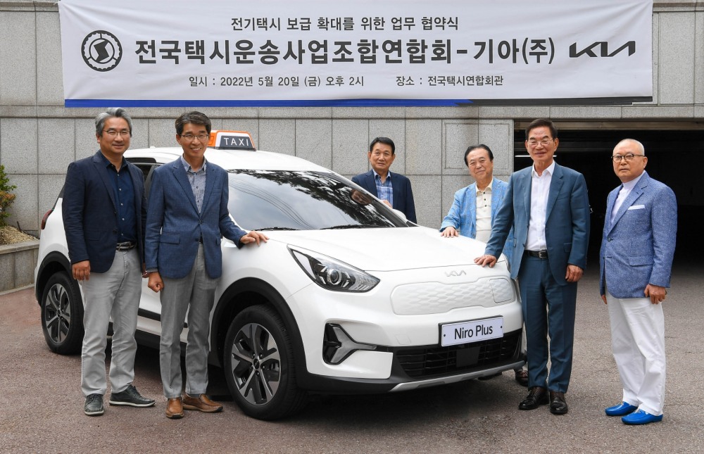 업무협약 체결식에서 (왼쪽부터) 기아 B2B사업실장 윤승규 상무, 기아 국내사업본부장 권혁호 부사장, 전국택시운송사업조합연합회 서울조합이사장 문충석 부회장, 전북조합이사장 김택수 부회장, 박복규 회장, 경기조합이사장 심재천 부회장이 기념 촬영하고 있는 모습.(사진=기아)