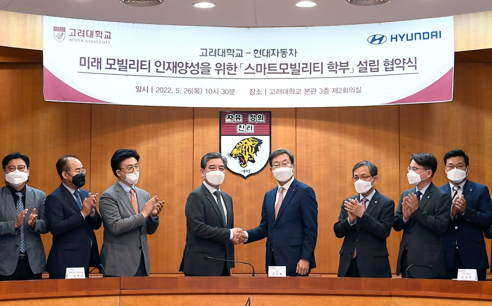 (왼쪽부터) 현대차 최서호 수소연료전지생산품질실 상무, 김용화 연구개발기획조정실 전무, 최재호 경영지원본부 전무, 장재훈 사장, 고려대 정진택 총장, 유진희 교무부총장, 장길수 기획예산처장, 허태균 교무처장.(사진=현대자동차)