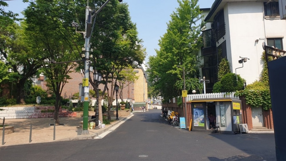 서초구, 서래마을 골목 전선 지중화 작업 완료