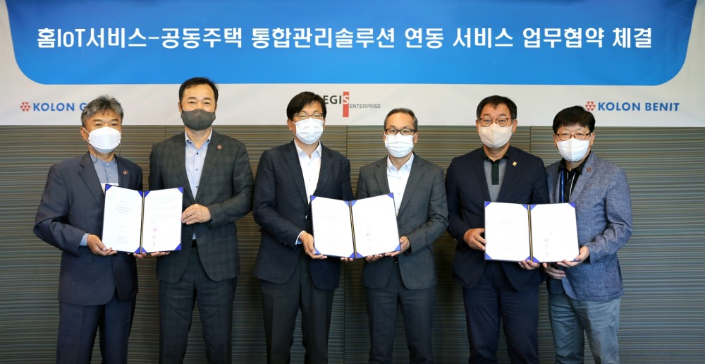 (왼쪽부터)코오롱글로벌 하춘식 상무, 서일영 팀장, 이지스엔터프라이즈 박재철 상무, 원재연 부장, 코오롱베니트 안진수 상무, 김용상 이사)가 협약식을 마치고 사진을 찍고 있다.(사진=코오롱글로벌)