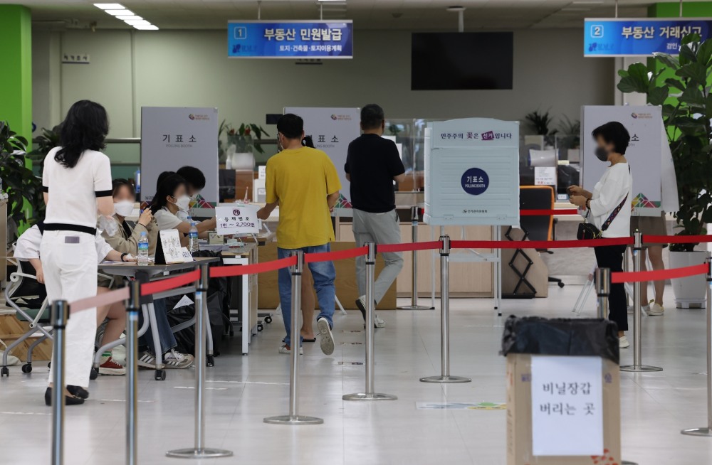 1일 서울 강남구청에 설치된 삼성2동 제5투표소가 한산한 모습을 보이고 있다.(사진=연합뉴스)