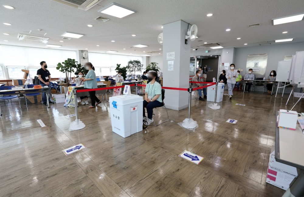 제8회 전국동시지방선거일인 1일 오후 서울 성동구 용답도서관에 마련된 용답동 제2투표소가 한산한 모습을 보이고 있다.(사진=연합뉴스)