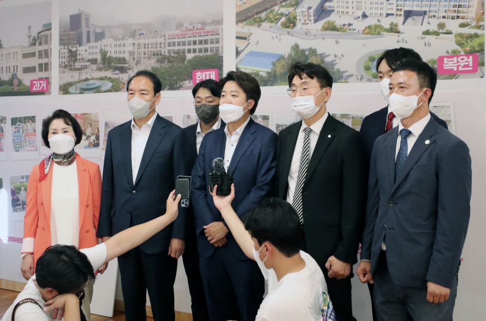 국민의힘 이준석 대표가 2일 오전 광주 동구 옛 전남도청에서 인터뷰 하고 있다. 전날 치러진 제8회 전국 동시 지방선거에서 광주에서는 처음으로 국민의힘 광역·기초 비례의원이 당선되자 이 대표는 이날 감사 인사를 위해 광주를 방문했다. (사진=연합뉴스)