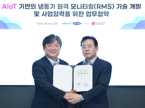 정필경 오텍캐리어 대표이사, 최택진 LG유플러스 기업부문장(왼쪽)이 업무협약을 체결한 후 기념사진을 촬영하고 있는 모습. 사진=LG유플러스