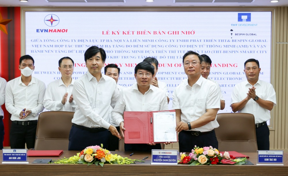 대우건설 THT디벨롭먼트 안국진 법인장(왼쪽)과 하노이전력공사 응우엔 단 듀엔 대표이사(가운데), 베스핀글로벌 베트남 김태호 법인장(오른쪽)이 AMI 구축 시범사업 MOU에 서명하고 기념촬영을 하고 있다.(사진=대우건설)
