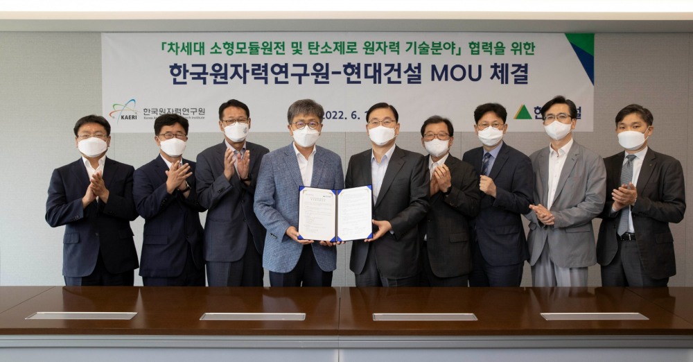 (중앙 오른쪽부터) 현대건설 윤영준 사장, 한국원자력연구원 박원석 원장.(사진=현대건설)