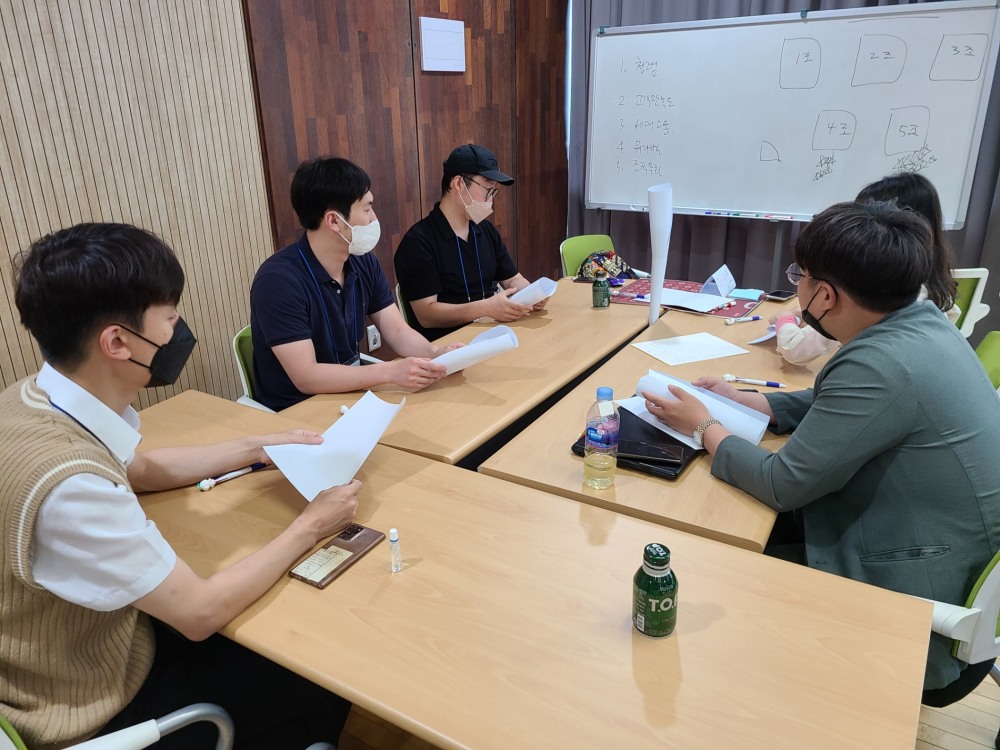 LX한국국토정보공사와 TS한국교통안전공단이 마련한‘공공기관 MZ세대 연합 워크숍’(6월9일~10일 부안군 바다호텔)에서 MZ세대들이 다양한 주제로 토론하고 있다.(사진= LX한국국토정보공사)