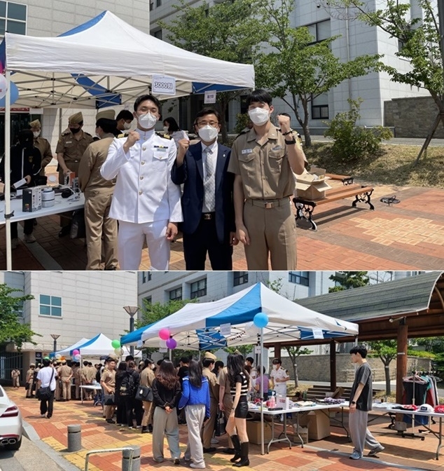 김유택 해사대학장(가운데)과 해사대학 사관부 학생들이 기념사진을 촬영하고 있다./플리마켓 진행 모습. 학생들이 판매 물건을 구경하고 있다.(사진제공=한국해양대학교)