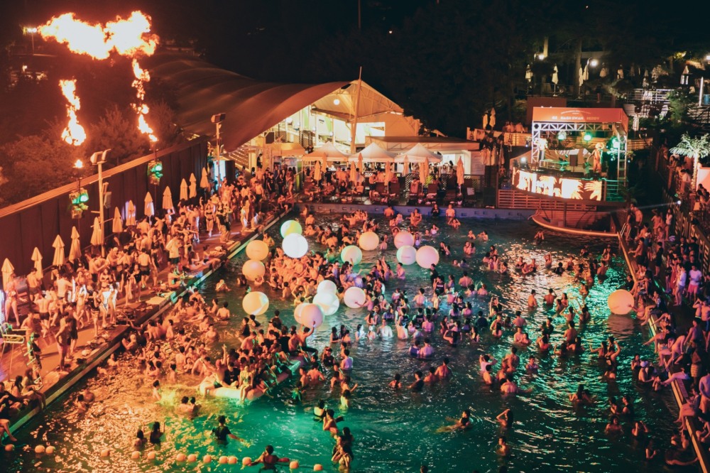 마켓컬리, ‘워커힐 비키니 풀파티’ 티켓 온라인 단독 판매