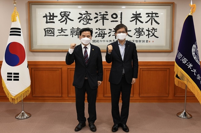 도덕희(왼쪽) 총장과 김부기 소장이 기념사진을 촬영하고 있다.(사진제공=한국해양대학교)