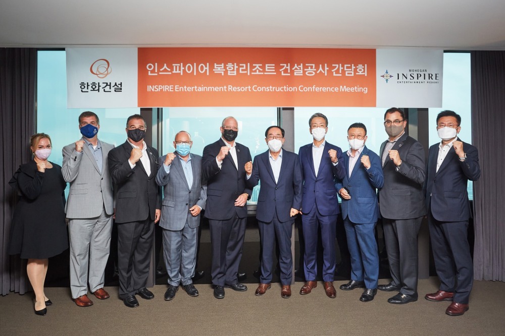 최광호 한화건설 부회장(왼쪽에서 여섯번째), 제임스 게스너 모히건 회장(왼쪽에서 다섯번째), 레이 피널트 모히건 대표(왼쪽에서 네번째) 등 양측 관계자들이 간담회를 갖고 인스파이어 복합리조트 사업 협력 강화 방안을 논의했다 (사진=한화건설)
