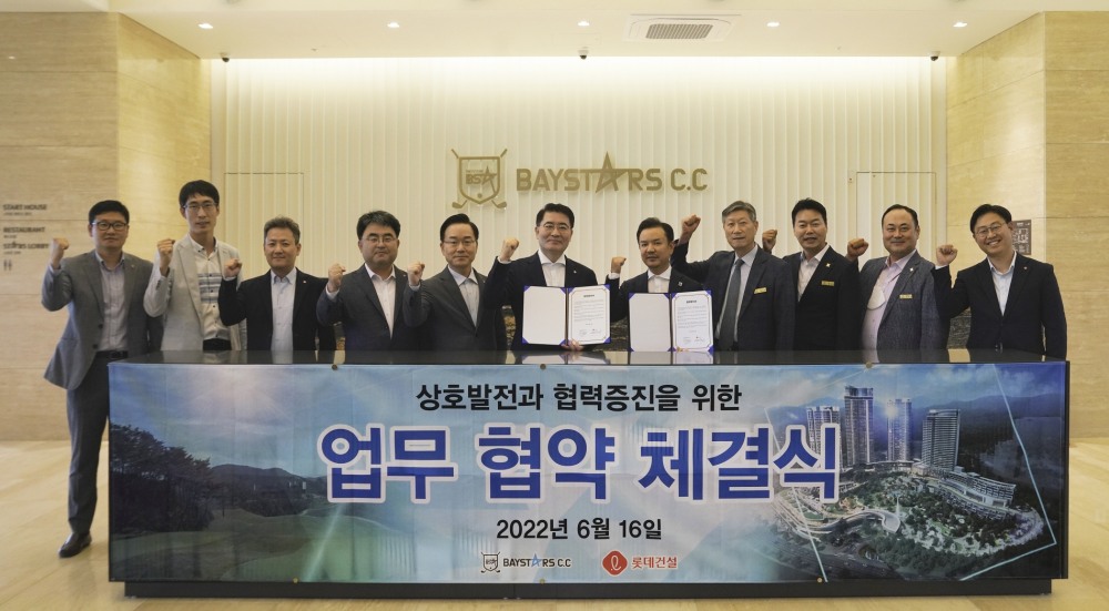 롯데건설 이부용 주택사업본부장(왼쪽에서 6번째)과 새정스타즈 정상헌 대표이사(오른쪽에서 5번째)가 업무 협약 체결 후 사진촬영을 진행했다.(사진=롯데건설)