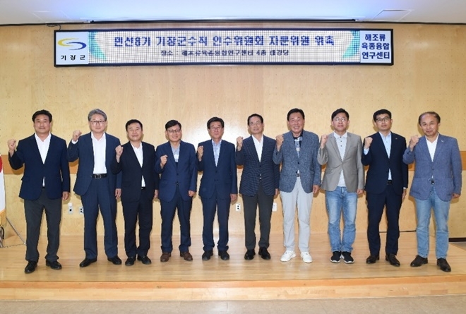 정종복(왼쪽 다섯번째) 기장군수 당선인 및 민선8기 기장군수직 인수위원회는 지난 6월 17일 인수위원회의 전문성 강화를 위해 각계 전문가로 구성된 자문위원 7명을 위촉하고 기념촬영하고 있다. (제공=인수위)