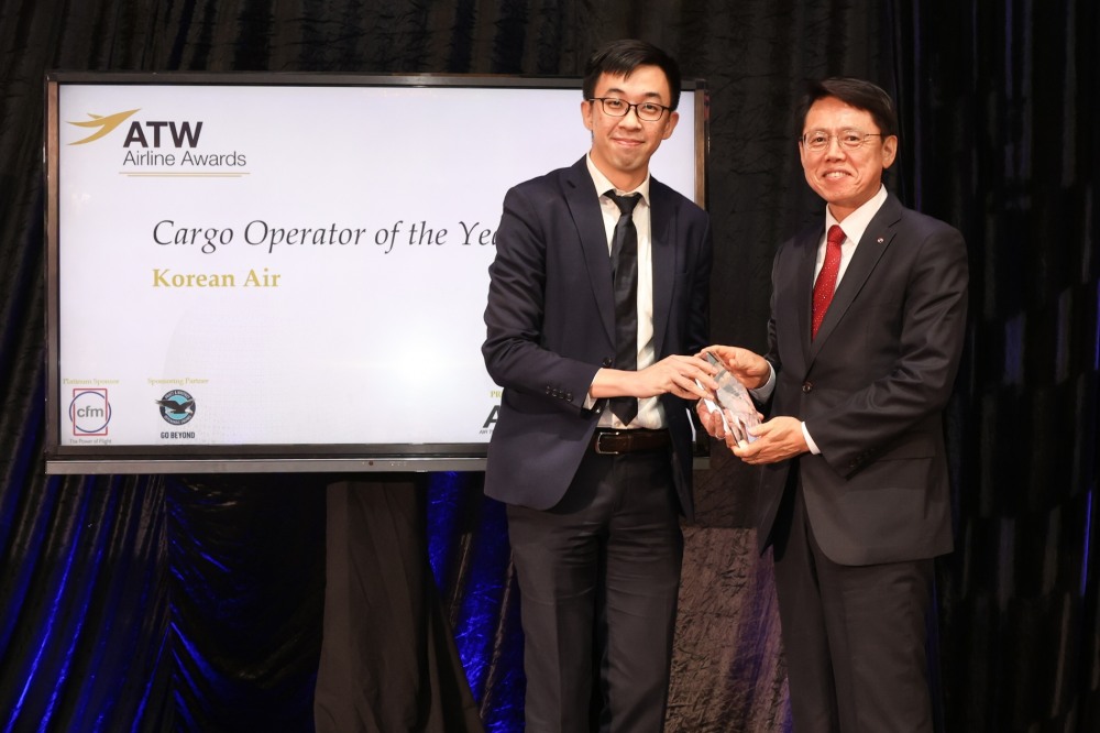 엄재동 대한항공 화물사업본부장(오른쪽)이 첸 추안렌(Chen Chuanren) ATW 아태지역 편집장(Senior Editor)과 기념사진을 촬영하고 있는 모습.(사진=대한항공)