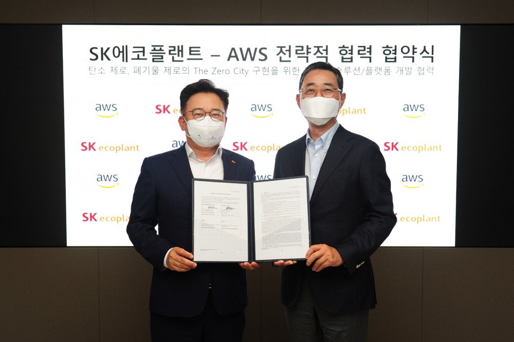 박경일 SK에코플랜트 사장(왼쪽), 함기호 AWS코리아 대표가 기념 사진을 찍는 모습.(사진=SK에코플랜트)