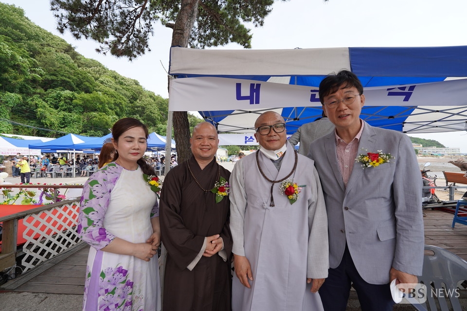 사진 좌로부터 안산시장 당선인 이민근, 붓다가야사 주지 동국스님, 베트남 연화사 주지 틱충다우 스님.