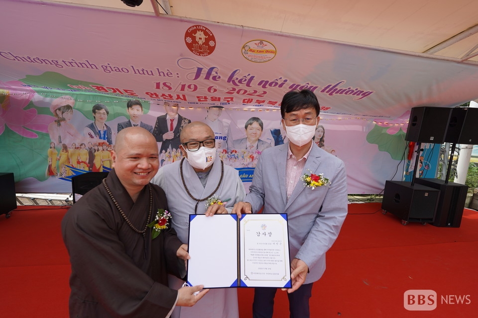 붓다가야사 주지 동국스님과 베트남 연화사 주지 틱충다우 스님이 이민근 안산시장 당선인에게 감사패를 수여하고 기념촬영을 하고 있다.