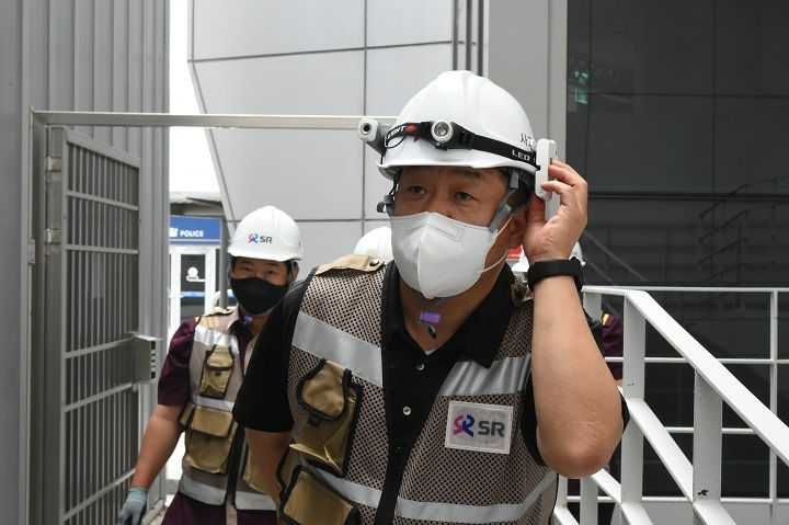 수서역 일대에서 IoT 기반 스마트안전모를 활용해 현장 점검상황을 실시간 재난안전 상황실로 송출하며, 이종국 SR 대표이사와 현장이 함께 여름철 풍수해 대비 특별점검에 나섰다.(사진=SR)