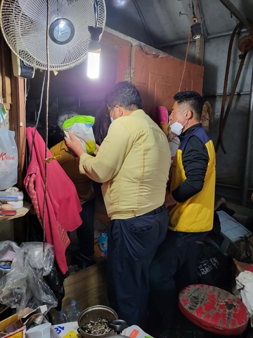 김종천 정관읍장(왼쪽)과 최진호 정관읍지역사회보장협의체 위원장(오른쪽)이 건강 취약가구를 방문해 건강식품꾸러미와 건강정보지를 전달하며 안부를 확인하고 있다.(사진제공=부산 기장군)