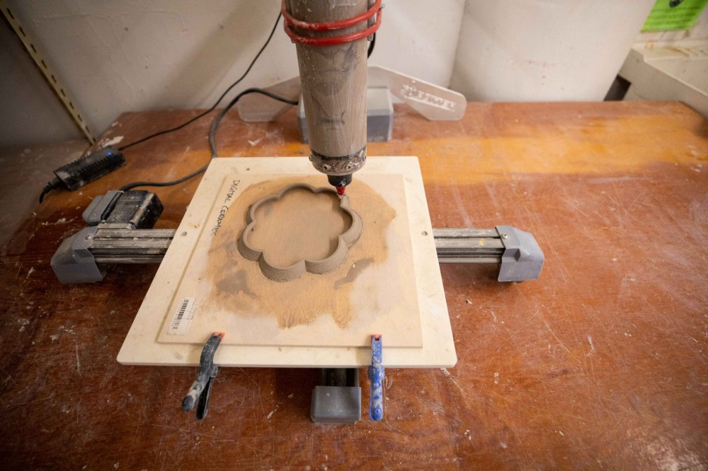 ‘세라믹스’ 디자인 연구팀이 3D프린팅을 활용해서 지속가능성에 기반을 둔 새로운 재료를 연구하는 모습.(사진=현대자동차그룹)