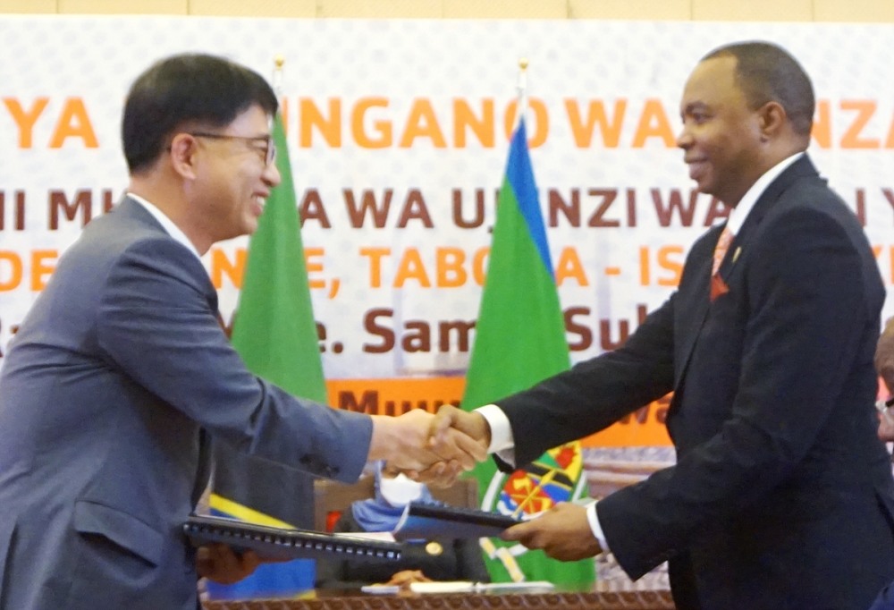 (왼쪽) 박태훈 코레일 해외사업처장, 오른쪽 마산자. K. 카도고사(Masanja K. Kadogosa) 탄자니아 철도공사 사장.(사진=코레일)