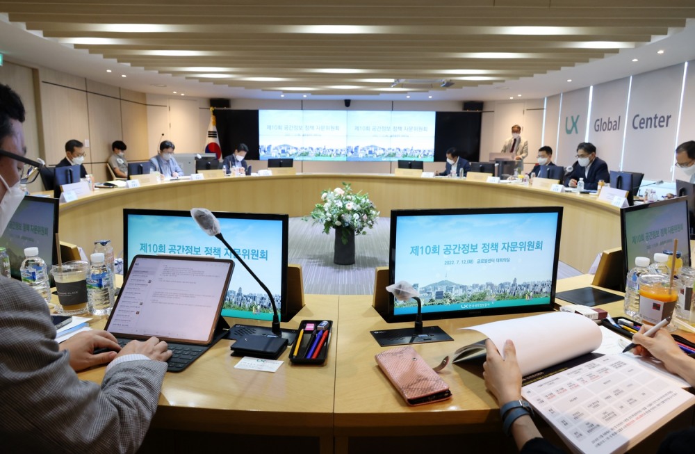 LX한국국토정보공사가 ‘공간정보산업 발전을 위한 유관기관 상호협력 방안’을 주제로 ‘제10회 공간정보정책자문위원회’(7월12일 LX서울지역본부)를 개최한 가운데 위원들이 분야별 다양한 제언을 내놓고 있다.(사진=LX한국국토정보공사)