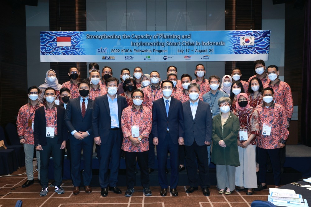 조백희 LH글로벌협력센터장(앞줄 오른쪽 세 번째), 앗지 크리스반도노 인도네시아 연수생 대표(앞줄 오른쪽 여섯 번째) 등 연수 관계자들이 기념촬영을 하고 있다.(사진=LH)