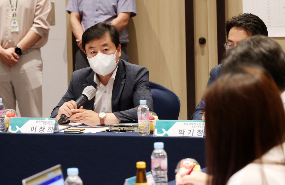 LX한국국토정보공사 이장희 정보전략실 실장이 이야기하고 있다. (사진=LX한국국토정보공사)