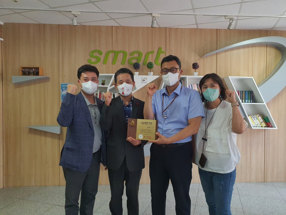 전남 사회복지공동모금회 이현승팀장, 김동극 사무처장, 전력거래소 ESG경영팀 유석팀장, 노희정과장. (사진=전력거래소)