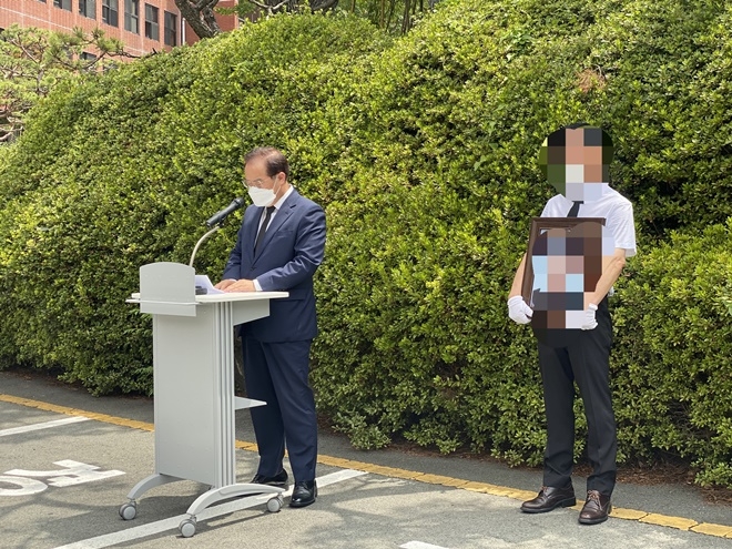 하윤수 교육감이 추도사를 하고 있다.(사진제공=부산교육감직인수위원회 손정수 대변인)