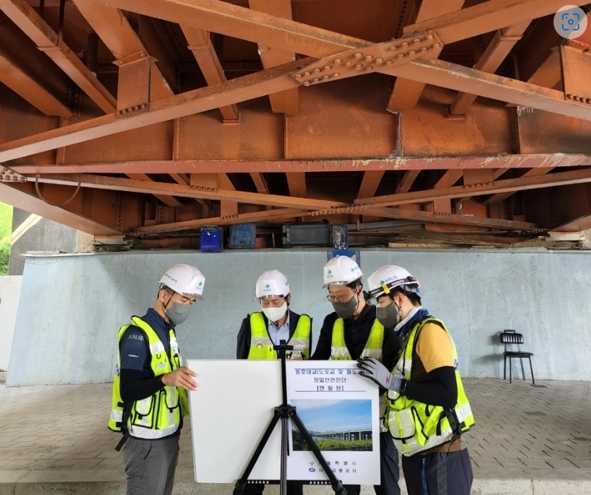 동호대교 정밀안전진단 현장 방문 모습.(사진=국토안전관리원)