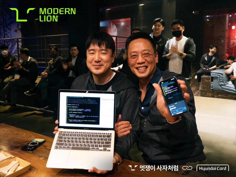 현대카드 정태영 부회장(오른쪽)과 멋쟁이사자처럼 이두희 대표가 6월 13일 현대카드 뮤직라이브러리에서 열린 양사 합동파티에서 발행한 NFT를 민팅하고 기념사진을 촬영하고 있다. 사진=정태영 부회장 SNS 캡쳐