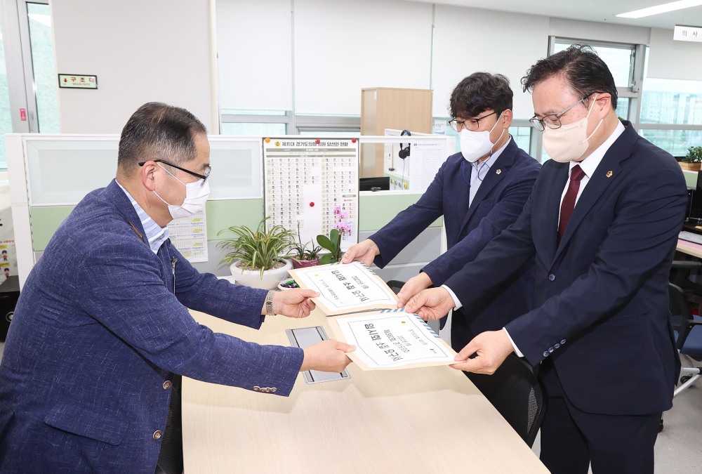 제362회 임시회 소집요구서를 제출하고 있다.