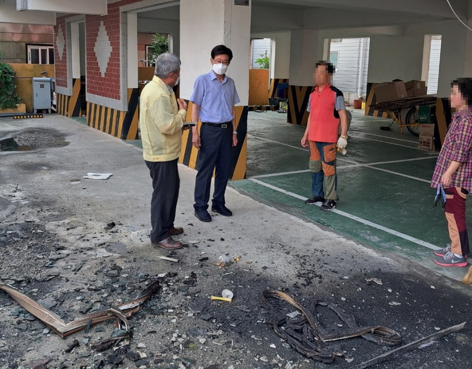 정종복 기장군수는 8월 6일 오전 7시경 기장읍 원룸 화재사고 현장을 방문해 복구상황을 점검하고 있다.(사진제공=부산 기장군)