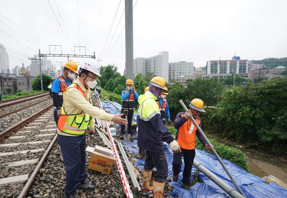 나희승 코레일 사장(왼쪽)이 11일 오후 수도권전철 4호선 대야미역과 수리산역 구간 선로 경사면 붕괴 현장을 방문해 긴급 복구 현황과 철저한 안전점검을 당부했다.(사진=코레일)