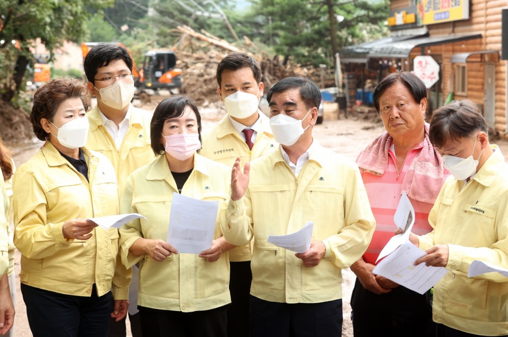 경기도의회 염종현 의장이 광주 남한산성 산사태 현장에 긴급 방문했다.