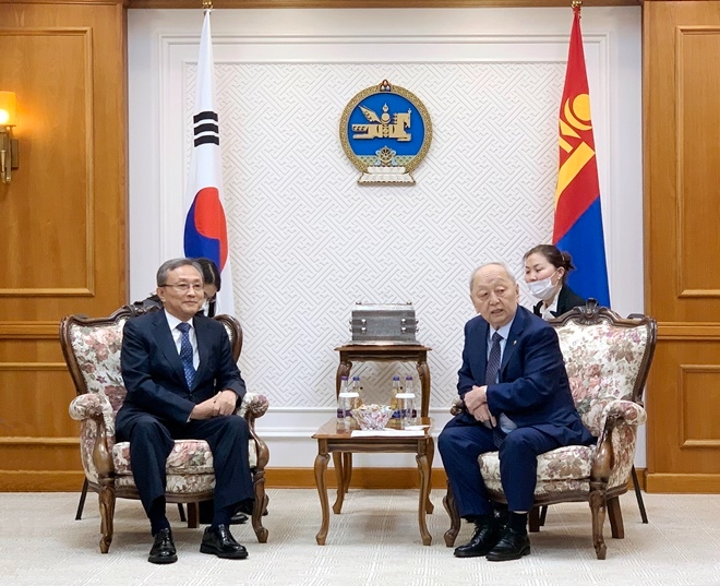 사진왼쪽이 유남석 헌볍재판소장.(사진제공=헌법재판소)