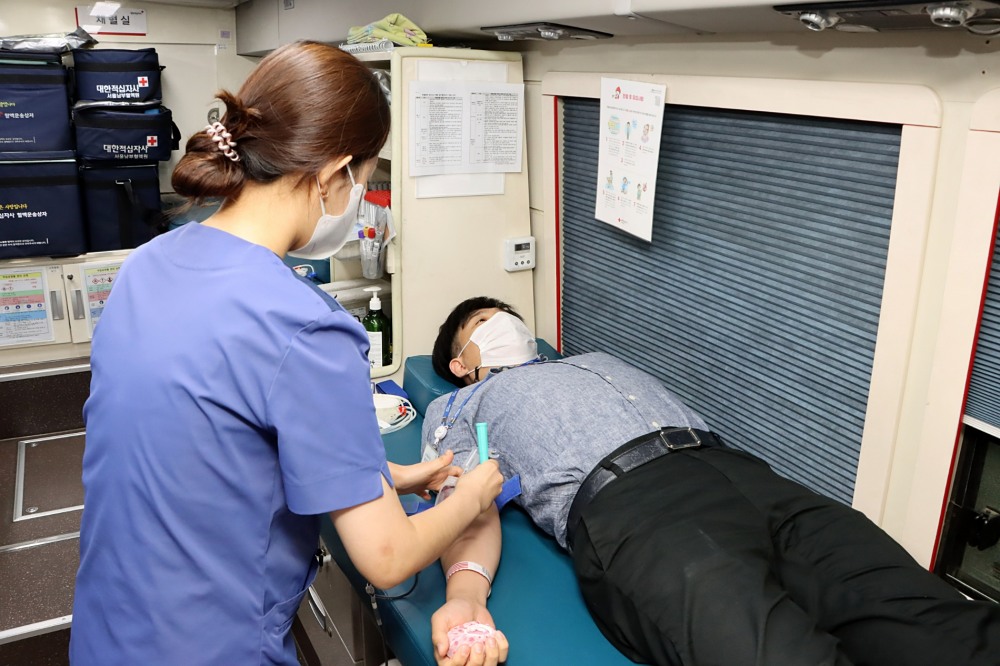 포스코O&M 임직원이 헌혈 봉사 활동에 참여하고 있다.(사진=포스코O&M)