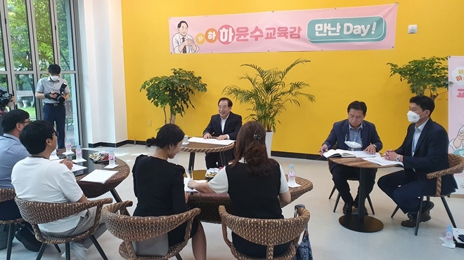 하윤수 부산광역시교육감이 19일 오후 3시 시교육청 별관1층 교육감 소통공감실에서 열린 첫 ‘교육감과 만난Day’를 통해 학부모들과 부산교육에 대한 의견을 나누고 있다.(사진제공=부산교육청)