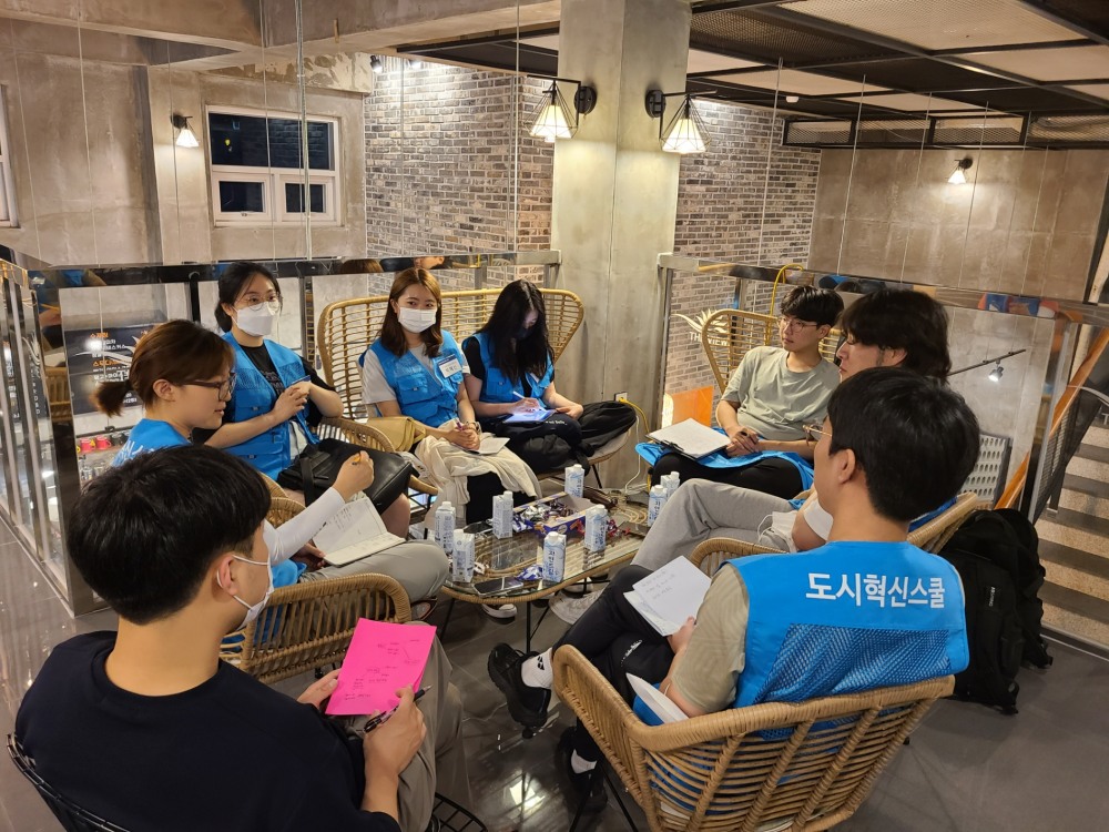 도시재생 아이디어 발굴을 위해 토론중인 참여 학생들.(사진=포스코건설)