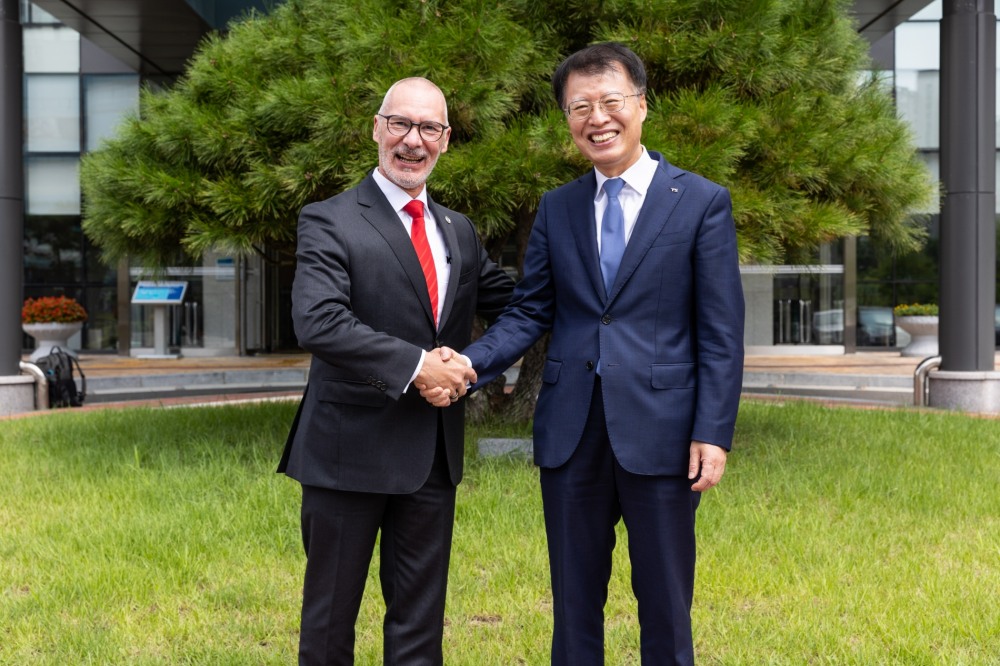 한국교통안전공단 권용복 이사장과 독일 자동차 검사기관(KÜS) 대표이사(Peter Schuler)가 기념사진을 촬영하고 있다.(사진=한국교통안전공단)