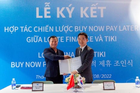 24일 베트남 호찌민 티키 본사에서 진행된 조인식에서 김종극 롯데파이낸스 베트남 법인장(오른쪽), 쩐 응옥 타이 썬(Tran Ngoc Thai Son) 티키 대표이사(왼쪽)가 기념촬영을 하고 있다. 사진=롯데카드