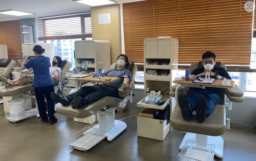 LX공사 직원들이 헌혈하고 있는 모습. (사진= LX한국국토정보공사)
