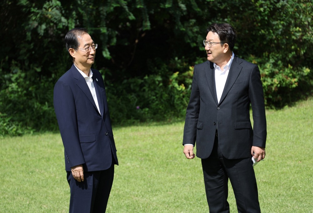 한덕수 국무총리(왼쪽)와 국민의힘 권성동 원내대표가 28일 오전 서울 종로구 삼청동 총리공관에서 9월 정기국회를 앞두고 열린 고위 당정 협의회에 앞서 환담하고 있다. 사진=연합뉴스