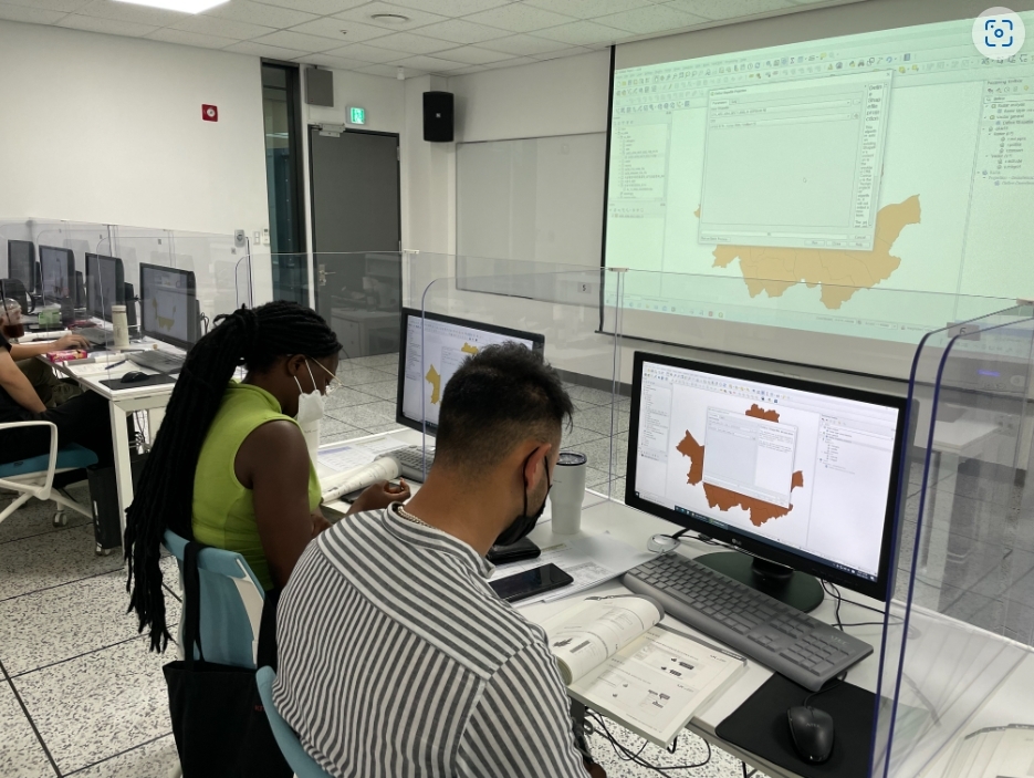 교육과정 입교식 전경. 가운데: LX 국토정보교육원 윤동호 원장. (사진=LX한국국토정보공사)