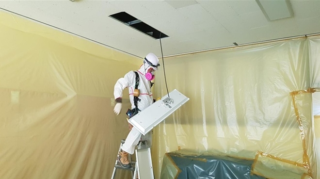 석면 건축자재(천장재)에서 전등해체 작업.(사진제공=부산시)