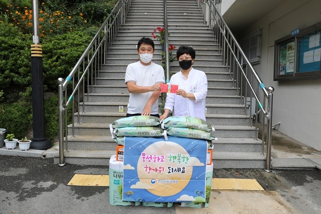 우원 관계자 2명(오른쪽 지선민 원장).(사진제공=부산국세청)