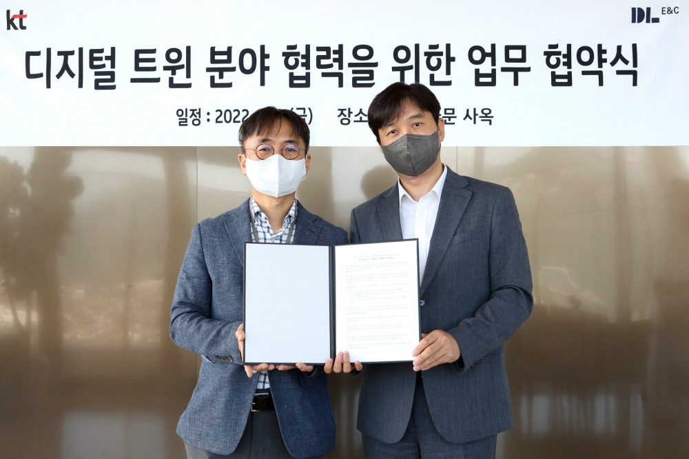 DL이앤씨 최영락 주택기술개발원장(왼쪽)과 KT 박정호 커스터머DX단장이 지난 1일 서울 종로구 광화문에 위치한 KT 사옥에서 ‘건설 분야 메타버스 생태계 구축을 위한 업무협약(MOU)’을 체결한 뒤 기념촬영을 하고 있다.(사진=DL이앤씨)