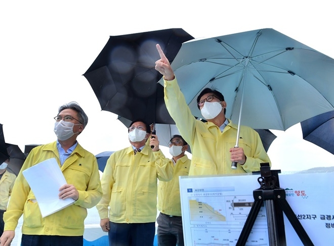 박형준 시장이 급경사지 내 옹벽 상태, 낙석 방지망 설치 등의 태풍 대비 안전조치 상황을 직접 점검하고 있다.(사진제공=부산시)